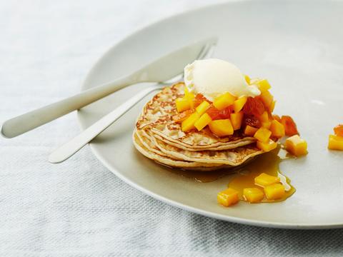 Dessertpannenkoekjes met mango en munt