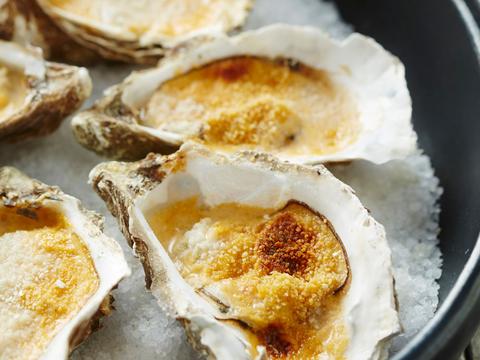 Holle oesters met kreeftenjus