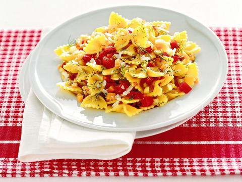 Farfalle met groenten en manchego