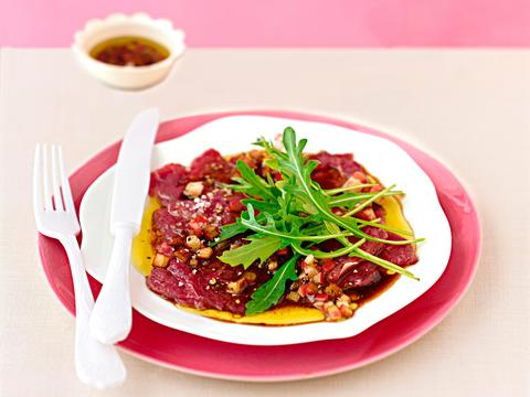 Rundercarpaccio met rabarbervinaigrette
