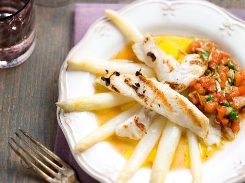 Gegrilde tongshar met asperges en tomaat