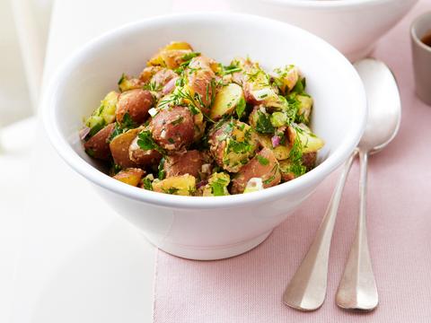 Aardappelsalade met verse kruiden