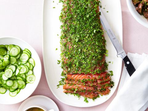 Gravlax van zalm met mosterdsaus en basilicum