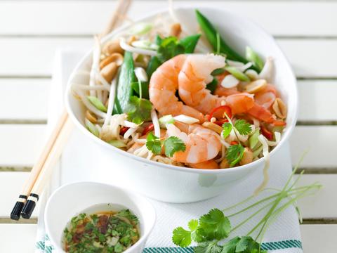 Oosterse noedelsalade met scampi's en pinda's