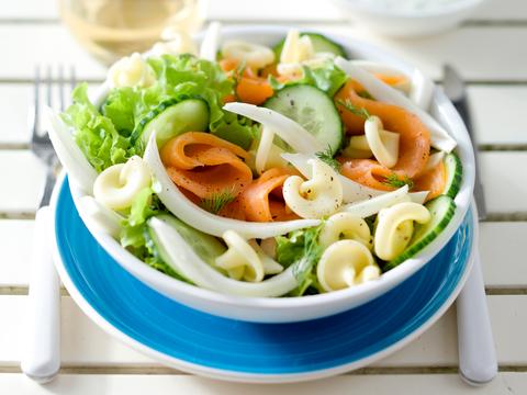 Pastasalade met zalm, komkommer en venkel