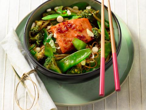 Gelakte zalm met noedels