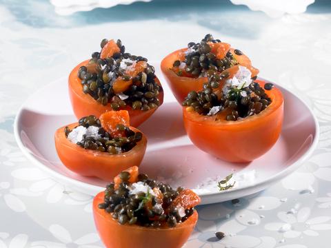 Gevulde tomaten met zwarte linzen