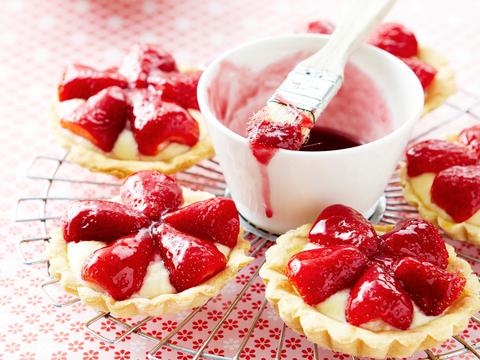 Aardbeientaartjes met krokante bodem en vanillepudding