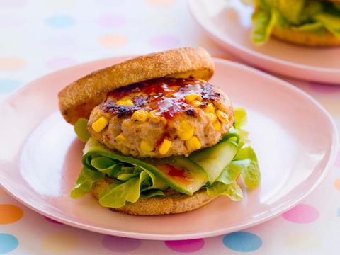 Kipburger met maïs