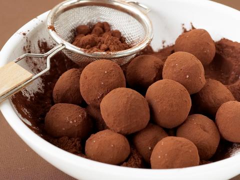 Cacaotruffels met rode-bessengelei
