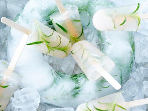 Frozen cocktail on a stick: gin et romarin