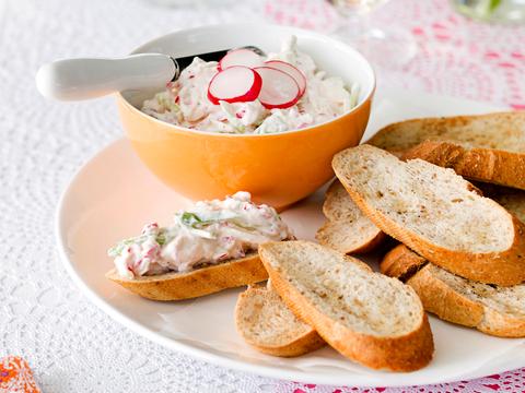 Radijsjesdip met stokbrood