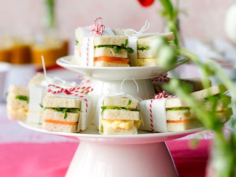 Sandwiches met eiersalade en gerookte zalm