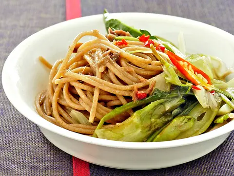 Volkorenpasta met paksoi en pepertjes