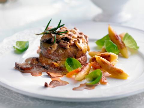 Kalfsmedaillon met pecannoten en champignons