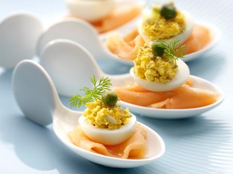 Kwarteleitjes met gerookte zalm