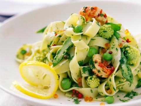 Tagliatelle met scampi's en groenten