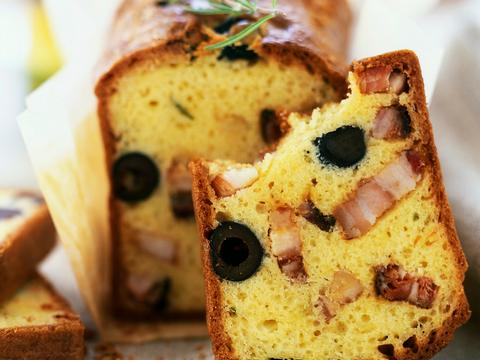 Cake met spek en olijven