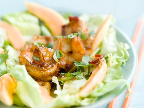 Slaatje met scampi's en papaya