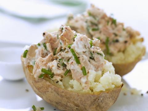 Gevulde aardappelen met tonijnsalade