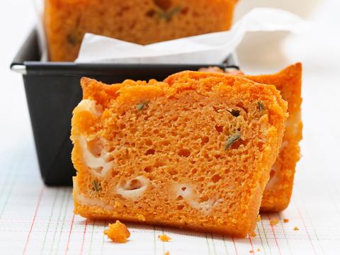 Tomatencake met mozzarella en salie