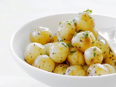 In witte wijn geglaceerde aardappeltjes