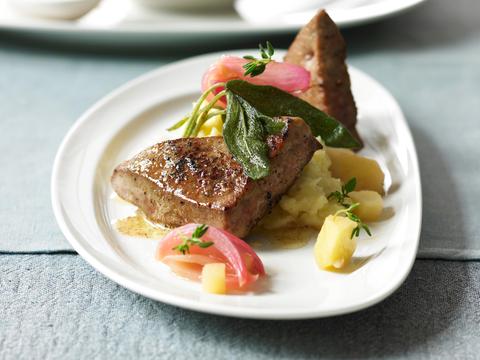 Struisvogelsteak met salie en selder-appelpuree