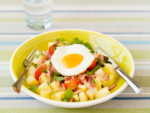 Aardappelsalade met spiegelei en spekjes