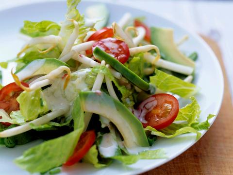 Slaatje met avocado en sojascheuten