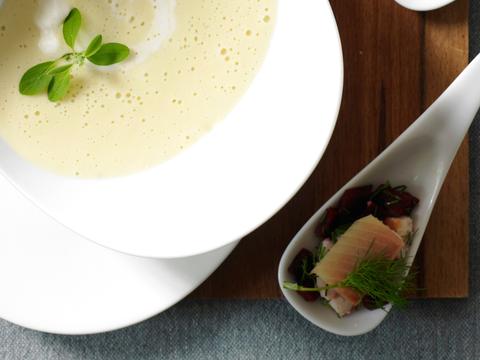 Aardappelsoep met rode biet en gerookte forel