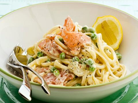 Linguine met gerookte zalm en erwtjes