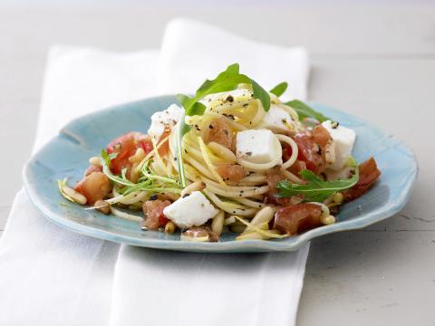 Spaghetti met tomaat, mozzarella en rucola