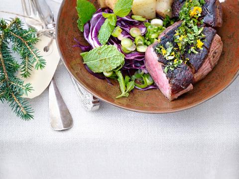 Eendenborst met gremolata van sinaasappel, rodekool en gebakken aardappelen