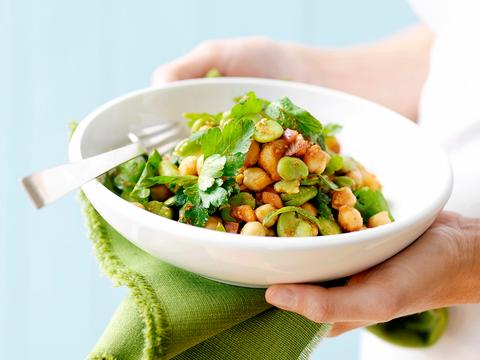 Salade met kikkererwten en tuinbonen