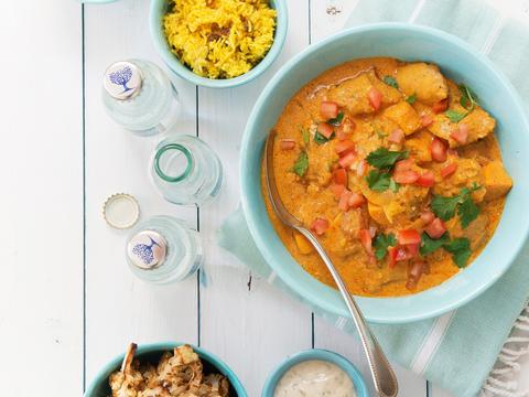 Indische curry met gele rijst en gebakken bloemkool