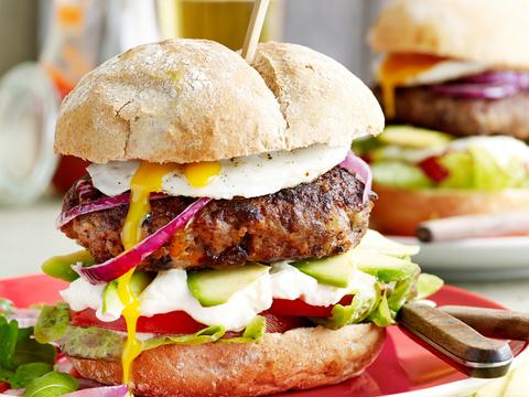 Hamburgers met spiegelei, avocado en zure room