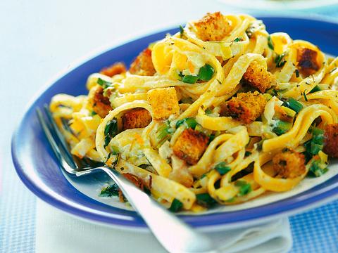 Tagliatelle met ricotta en lente-uitjes