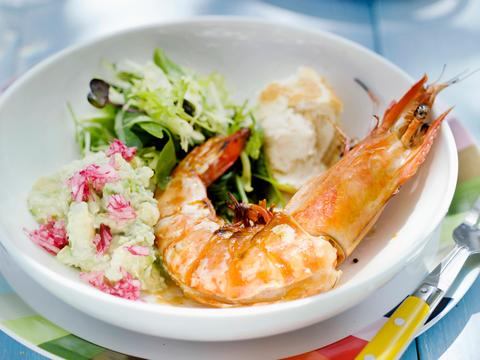 Gamba's met avocadopuree en gemengde sla