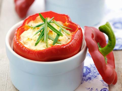 Gevulde paprika's met kaas en rozemarijn