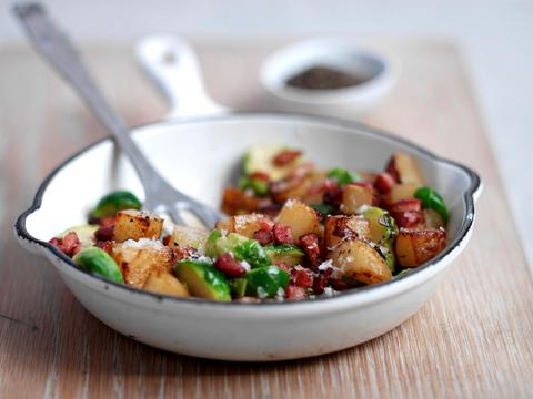 Aardappelpannetje met spek en spruitjes
