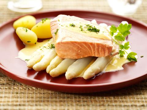 Zalm met asperges en mousselinesaus