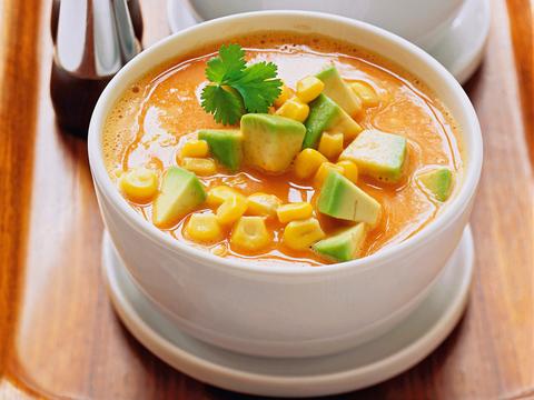 Mexicaans soepje met mais en avocado