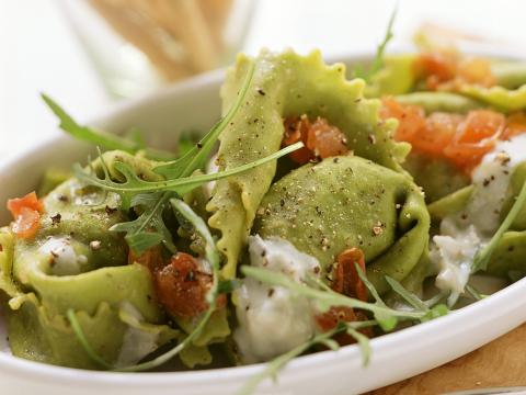 Tortellini met spinazie, gorgonzola en gerookte zalm