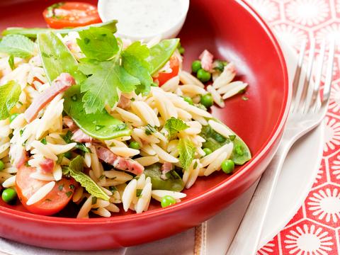 Salade van Griekse pasta met erwtjes