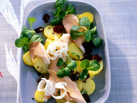 Aardappelslaatje met rode biet en gerookte forel