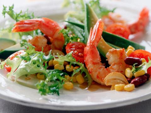Slaatje met scampi's en avocado