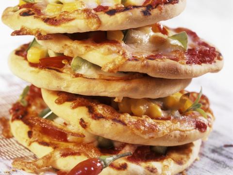 Minipizza's met paprika en maïs