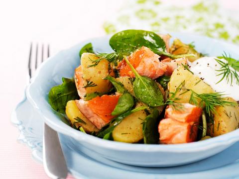 Warme aardappelsalade met zalm