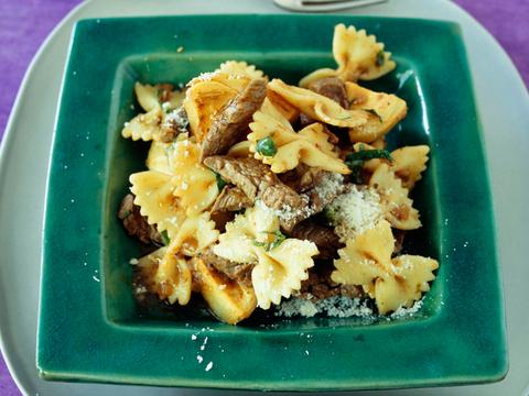 Farfalle met rundvlees en artisjokken