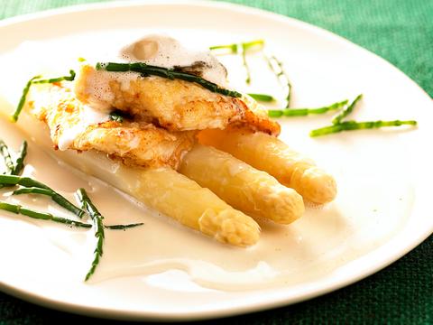 Asperges met tarbot en zeekraal